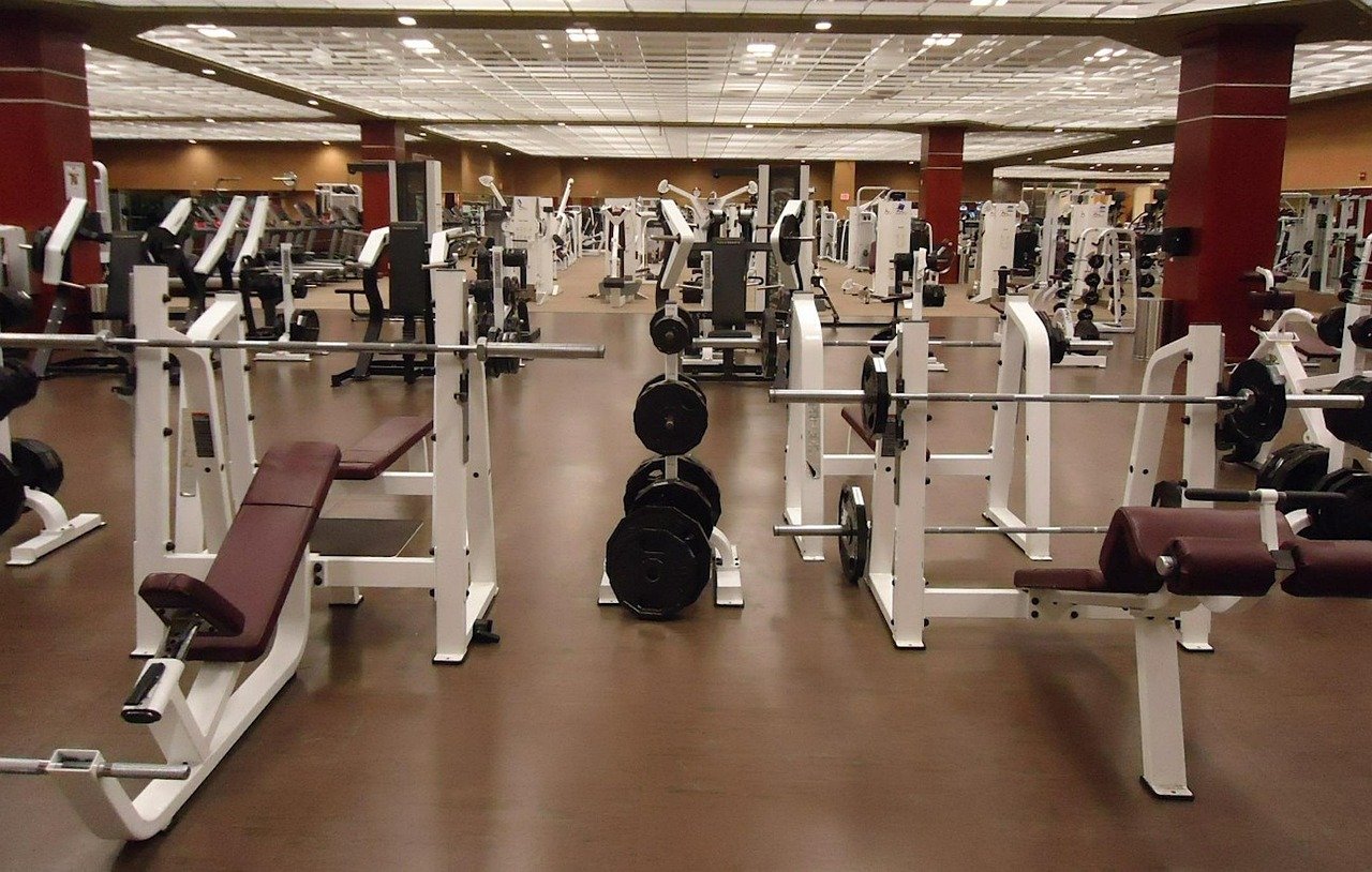 Ruangan gym untuk olahraga rutin